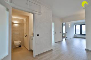 <p><span>Gelegen nabij de prestigieuze wijk rond park Den Brandt vinden we dit zeer degelijke en energiezuinige appartement met 2 slaapkamers en breed terras terug.</span></p><p><span>Vanuit deze straat zijn winkels, scholen, ziekenhuizen en openbaar vervoer binnen direct bereik. Voor de sporters en/of wandelaars zijn er vlakbij 3 parken waar ze zich naar hartenlust kunnen uitleven, tevens goede verbinding naar E19 en A12, en de Antwerpse Ring.</span></p><p><span> </span></p><p><span>Indeling</span></p><p><span>Via de zeer verzorgde gemeenschappelijke inkomhal komen we binnen in het gebouw en nemen we de lift of trap tot bij de vijfde verdieping.</span></p><p><span>Het appartement werd in 2017 zeer kwalitatief gerenoveerd. De mooie laminaatvloer loopt naar de meeste ruimtes door.</span></p><p><span> </span></p><p><span>We betreden het appartement in de inkomhal met enkele handige ingemaakte kasten en een apart toilet met handenwasser.</span></p><p><span> </span></p><p><span>Achteraan het gebouw is er de lichtrijke leefruimte met grote ramen dat aansluit aan de open keuken. Langs hier is er tevens ook toegang tot het zuidgericht terras.</span></p><p><span>De open keuken is voorzien van alle nodige toestellen: een combi-oven, inductie kookplaat, dampkap, koelkast en vaatwasser.</span></p><p><span>Naast de keuken vinden we nog een handige wasruimte met voldoende opbergplaats, een extra wasbak en uiteraard de aansluiting voor de wasmachine en droogkast.</span></p><p><span> </span></p><p><span>In het midden van het appartement bevindt zich nog de lichtrijke badkamer, deze is voorzien van een wastafel, douchecabine, toilet en een actief ventilatiesysteem.</span></p><p><span> </span></p><p><span>Er is één ruime slaapkamer, de mogelijkheid is er om zeer eenvoudig een tweede slaapkamer te creëren.</span></p><p><span> </span></p><p><span>Bij het appartement hoort nog een handige kelderberging en een privatieve autostaanplaats.<br />Een gemeenschappelijke fietsenstalplaats is ook voorzien.</span></p><p><span> </span></p><p><span>Er is een onderhoudsman dat ervoor zorgt dat alle vuilniszakken tijdig voor u buiten worden geplaatst, het vuilnis zelf mag in de vuilniskelder geplaatst worden om geurhinder te vermijden in het appartement.</span></p><p><span> </span></p><p><span>Nuttige informatie</span></p><ul><li><span>EPC: 143 kWh/m²</span></li><li><span>Asbestveilig </span></li><li><span>Elektrische keuring is conform</span></li><li><span>Dak is reeds conform geïsoleerd</span></li><li><span>Vliegenramen aanwezig</span></li><li><span>Ketels werden 2022 vernieuwd</span></li><li><span>Zonnescreen aan terras</span></li></ul><p><span> </span></p><p><span>Voor meer info of een bezoek ter plaatse bel 03/449.42.41 of surf naar <span>www.habicom.be</span></span><span> </span></p><p><span>Benieuwd naar de waarde van jouw woning? Check het gratis op <span>www.watismijnhuiswaard.be</span></span></p><p><span> </span></p><p><span> </span></p>