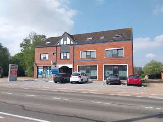 <p><span><strong>Vraag uw bezoek aan via info@optimusvastgoed.be!</strong></span><br /><span><strong>TE HUUR: Gerenoveerd appartement met 2 slaapkamers en terras te Beverlo!</strong></span><br /><span>Dit appartement geniet een gunstige ligging in een kleinschalig appartementsgebouw op de verbindingsweg Beringen-Leopoldsburg. Het heeft een vlotte bereikbaarheid. Openbaar vervoer is op wandelafstand.</span><br /><span>Het appartement ondergaat momenteel een renovatie: nieuwe badkamer (wordt nog geplaatst), nieuwe vloeren en het appartement werd volledig opnieuw geschilderd. </span><br /><span>Dit ruime appartement beschikt over een ruime keuken, woonkamer, 2 ruime slaapkamers, badkamer met inloopdouche, berging en terras aan de achterzijde van het gebouw. Vooraan het gebouw is er een autostaanplaats voorzien.</span><br /><span><strong>Ligging:</strong></span><br /><span>Centrale ligging met een vlotte bereikbaarheid, vlakbij het centrum van Beverlo en op wandelafstand van Beringen-Mijn en op enkele minuten rijden van het commercieel centrum B-Mine. Openbaar vervoer is binnen wandelafstand.</span><br /><span><strong>Indeling: </strong></span><br /><span>Inkomhal, woonkamer met veel lichtinval, ruime keuken, berging, 2 slaapkamers, badkamer met inloopdouche en apart toilet. Terras aan de achterzijde en buitenberging.</span><br /><span><strong>Troeven:</strong></span><br /><span>- Gunstige ligging!</span><br /><span>- Gerenoveerd!</span><br /><span>- Gunstig EPC!</span><br /><span><strong>EPC B met certificaatnummer 20230208-0002804871-RES-1.</strong></span><br /><span><strong>Gemeenschappelijke kosten; € 40 per maand met jaarlijkse afrekening.</strong></span><br /><span><strong>BESCHIKBAAR vanaf 01.10.2026.</strong></span></p>