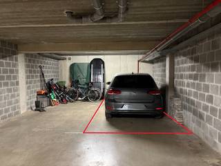 Advantages:- Secure access via automatic gate- Excellent location: close to everything — shops, station and access roads- Dry and tidy...