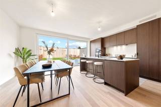 3 energieneutrale kwalitatieve luxueuze nieuwbouwwoningen (6% btw mogelijk!). E-peil 0, topafgewerkt! <br />Goedgelegen aan de Gavers.<br />INDELING: inkom met apart toilet, lichtrijke leefruimte (mooi parket), open geïnstalleerde keuken met EILAND (Siemenstoestellen en werkblad in composiet), handige berging. Aangelegd terras en omheinde tuin. <br />Op het verdiep bevinden zich de overloop, moderne badkamer (inloopdouche, bad, dubbele lavabo), apart toilet, en 3 grote slaapkamers. <br />TROEVEN: geothermische warmtepomp: vloerverwarming/vloerkoeling, zonnepanelen, 20.000 liter regenwater, massieve houtbouw, parket, TOPAFGEWERKT. 3 WONINGEN BESCHIKBAAR (2 halfopen, 1 gesloten met uitweg langsachter).<br />Meer info of een bezoek: charlotte@immobeguin.be