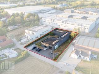 Veelzijdig bedrijfsgebouw te koop bestaande uit een magazijnruimte en kantoren. Dit gebouw bevindt zich op een gunstige locatie, op slechts 7 km van de E40 op- en afrit 19 Aalst. Deze locatie biedt vlotte verbindingen naar Gent, Brussel en omliggende regio’s zoals Dendermonde, Lede en Opwijk.<br /><br />Het bedrijfspand is gelegen op een zeer ruim perceel van 3.100 m² wat zorgt voor ruime parkeer- en manoeuvreerruimte. Het magazijn heeft een oppervlakte van 625 m² met een hoogte van ca. 6 meter. Daarnaast is de loods uitgerust met een sectionale poort, polybetonvloer en lichtstraat met rookluik. De kantoorruimte van 215 m² heeft een modern en industriële look en betreft een open space met afzonderlijke burelen en sanitaire voorziening. Aansluitend bevindt zich op de site een vergunde woonst van 140 m², die desgewenst kan worden ingericht als kantoorruimte.<br /><br />Heeft u interesse of wenst u graag meer details over dit aanbod? Neem contact op met Gill PANORAMA B2B voor meer info, plannen of een vrijblijvend plaatsbezoek via 0477 06 30 30.