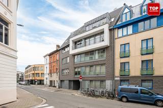 Op een strategische ligging nabij centrum Gent bevindt zich dit klassiek, ruim en lichtrijk appartement met staanplaats.<br /><br />In dit instapklare appartement (2011) in een kleinschalig gebouw geniet je van twee slaapkamers en een ruime woonkamer met aansluitend de keuken. Er is ook een aparte berging met plaats voor een wasmachine en een droogkast. De badkamer is uitgerust met een bad, lavabo en wc. Aan de achterkant van het appartement bevindt zich een groot terras, zuidwestelijk georiënteerd en zonder inkijk van buren. Als extra troef zijn er een staanplaats en een berging inbegrepen in de prijs.<br /><br />Aan het einde van de straat waar het appartement gelegen is, bevindt zich een groene oase van rust in het Coyendanspark en Portus Ganda, waar je in alle rust kunt ontspannen.<br />Het appartement bevindt zich ook in de buurt van het openbaar vervoer: er is een bushalte op ongeveer 100 meter afstand, en het Zwembad Van Eyck ligt op 200 meter van het appartement.<br />Het Station Gent-Dampoort ligt op 500 meter van je voordeur, waardoor je geniet van een vlotte treinverbinding naar de grote steden.<br /><br />Syndickosten +-100 euro/maand<br /><br />Momenteel verhuurd aan 1100 euro per maand<br /><br />Indien u interesse heeft aarzel dan zeker niet om contact op te nemen met Top Vastgoed voor een bezoek: 0475 700 700