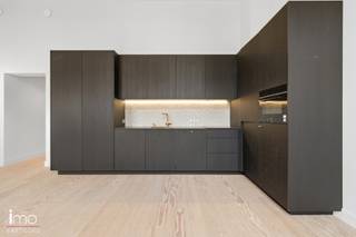 U betreedt het appartement via de inkomhal, die u leidt naar de ruime en lichtrijke leefruimte. De open indeling en de mooie parketvloeren zorgen...