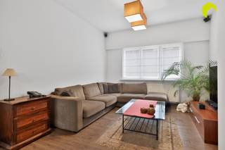 <p><span>In een rustige straat tussen de dorpscentra van Boom en Reet bieden wij u deze gezellige rijwoning met veel potentieel en handige servitude-uitgang aan. In directe nabijheid vinden we dagelijkse winkels, verbindingswegen, openbaar vervoer, enz.</span></p><p><span>De originele woning werd gebouwd in 1952 en is dus zeer degelijk van structuur. In 2014 werd het volledige gelijkvloers door een architect onder handen genomen met een ruime open keuken en handige berging in de nieuwe achterbouw als resultaat. </span></p><p><span>Ook een gastentoilet en tweede berging werden voorzien.</span></p><p><span>Daarnaast werden al grote investeringen gedaan zoals de vernieuwing van de elektriciteit en de centrale verwarming met een zuinige condensatieketel. Op de verdiepingen is nog verdere afwerking nodig, maar alle leidingen liggen al klaar.</span></p><p><span> </span></p><p><span>Indeling:</span></p><p><span>We komen binnen in de inkomhal met handige afgesloten vestiaire-berging en gastentoilet.</span></p><p><span>Links vinden we de lichtrijke open leefruimte met gashaard en aansluitend de volledige ingerichte open keuken met composieten werkblad en alle nodige toestellen (6-pits gaskookplaat, dampkap, hetelucht/stoomoven én hetelucht/microgolfoven met warmhoudlade). Verder is hier nog een tweede berging met aansluiting voor wasmachine en droogkast. </span></p><p><span>Langs een deur in de keuken kunnen we naar de tuin met aangelegd terras en gemetselde tuinberging en handige uitgang naar de achtergelegen servitudeweg. De tuinberging kan dus ook perfect dienen als fietsenstalling en materiaal is voorzien voor verder omheining met deur achteraan.</span></p><p><span> </span></p><p><span>Via de originele opgeschuurde trap bereiken we de eerste verdieping waar zich 3 slaapkamers bevinden + de badkamer met douche, toilet en lavabo.</span></p><p><span>Een tweede vaste trap leidt ons naar de ruime zolder (40m²) die nog kan worden ingericht met minstens 2 ruime slaapkamers en eventueel een 2de badkamer. </span></p><p><span> </span></p><p><span>Tenslotte is er nog een droge kelder die extra opbergruimte biedt.</span></p><p><span> </span></p><p><span>Graag som ik voor u de troeven van deze woning nog even op:</span></p><ul><li><span>Gezellige harmonieuze straat met voldoende parkeergelegenheid</span></li><li><span>Volledig vernieuwd gelijkvloers: de structuren en technieken zijn nieuw</span></li><li><span>Leuke tuin en terras met handige achteruitgang en tuinberging</span></li><li><span>Ruimte voor tot wel 5 slaapkamers dankzij vaste trap naar de zolderverdieping</span></li><li><span>Reeds vernieuwde leidingen; enkel nog afwerking nodig op de verdiepingen</span></li></ul><p><span> </span></p><p><span>EPC: 425 kWh/m² jaar  - E-label  (Renovatieplicht van toepassing)</span></p><p><span>Door het plaatsen van dakisolatie bekom je meteen een B-label!</span></p><p><span>P-score A  -  G-score A</span></p><p><span> </span></p><p><span>Voor meer info of een bezoek ter plaatse, bel ons op 03-449 42 41 of mail ons via hallo@habicom.be.</span></p><p><span>Benieuwd naar de waarde van jouw woning?  Check het gratis op <span>www.watismijnhuiswaard.be</span></span></p><p><span> </span></p><p><span> </span></p>