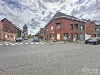 Bent u op zoek naar een ruime gezinswoning met veel mogelijkheden en lichtinval? Deze hoekwoning combineert wooncomfort, praktische indeling.<br />Op de gelijkvloerse verdieping bevindt zich een lichtrijke leefruimte en eetkamer van samen maar liefst 44m², ideaal voor gezellige familiemomenten. De aparte keuken is volledig uitgerust met gasvuur, dampkap, ijskast, microgolf, oven en vaatwasser. Verder is er een tweede badkamer voorzien die u nog volledig naar eigen smaak kunt afwerken. De woning beschikt daarnaast over twee garages, waarvan één bijzonder ruim (26m²) en dus perfect inzetbaar als wasruimte, berging of hobbyruimte.<br />De eerste verdieping biedt drie kamers, waarvan momenteel twee als slaapkamer gebruikt worden en één als extra zitruimte. Ook vindt u hier een badkamer met douche, lavabo en toilet. Op de tweede verdieping zijn er nog drie extra slaapkamers (tussen 6m² en 8m²), wat deze woning bijzonder geschikt maakt voor grotere gezinnen of voor wie graag een kantoor of hobbyruimte aan huis wil inrichten. Een extra troef is de volledig onderkelderde woning: de kelder is droog en biedt heel wat extra opbergruimte. De zonnepanelen voor een lagere energiefactuur en zijn er reeds opgemaakte plannen voor een terras aanwezig, die enkel nog uitgevoerd moeten worden. Dankzij de hoekligging geniet de woning bovendien van een overvloed aan natuurlijk licht. Klaar om ingericht te worden naar uw eigen wensen!