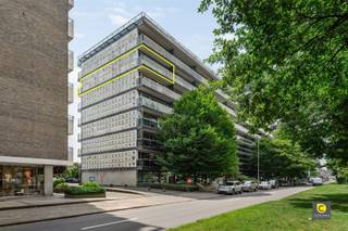 Charmant 2 slaapkamer hoek-appartement met 2 terrassen op toplocatie!Dit gezellig en charmant appartement situeert zich op de 6e verdieping van een...