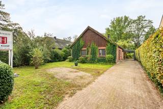 Maison individuelle sur un terrain d'environ 894 m². La maison offre 4 chambres, deux salles de bains et un agréable jardin orienté au sud-ouest avec beaucoup d'intimité. Une base idéale pour ceux qui souhaitent rénover et moderniser la maison selon leurs goûts.<br /><br />Rez-de-chaussée:<br />Le hall d'entrée donne accès aux différentes pièces et à l'escalier menant à l'étage.<br /><br />Le salon forme un espace ouvert et spacieux avec de la place pour un coin salon et un coin repas. De grandes baies vitrées apportent beaucoup de lumière naturelle et créent un agréable contact avec la nature environnante. Un poêle à bois apporte une touche supplémentaire dans le coin salon.<br /><br />La cuisine, actuellement traditionnelle, est adjacente au salon. La disposition actuelle se prête parfaitement à une utilisation plus ouverte et contemporaine, permettant de mieux relier la cuisine, la salle à manger et le jardin.<br /><br />Le rez-de-chaussée comprend également plusieurs pièces pouvant être utilisées de manière flexible comme chambre à coucher, bureau ou espace de loisirs, ainsi qu'une salle de bains avec baignoire/douche et double lavabo. Un débarras pratique complète cet étage.<br /><br />Premier étage:<br />L'escalier en bois mène à un palier spacieux et lumineux avec fenêtre de toit. À cet étage se trouvent 2 chambres supplémentaires et des espaces polyvalents. Une deuxième salle de bains avec douche et lavabo est également présente. Un grand espace de rangement intégré et séparé offre un espace de stockage supplémentaire.<br /><br />Au total, la maison dispose de 4 chambres et 2 salles de bains, offrant des possibilités intéressantes pour une famille ou pour une combinaison de vie et de travail à domicile.<br /><br />Jardin:<br />La maison est entourée d'un jardin mature avec un caractère verdoyant prononcé. Le jardin arrière est orienté au sud-ouest.<br /><br />Détails:<br />- 4 chambres et 2 salles de bains<br />- Jardin orienté au sud-ouest<br />- PEB B - 196 kWh/(m² an)<br />- À moderniser/rénover avec des possibilités de réaménagement intéressantes principalement grâce aux murs extérieurs solides.