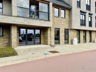 <p><span>Casco handelspand met ondergrondse parking en berging in centrum Dilsen-Stokkem!</span></p><p><span> </span></p><p><span>In het centrum van Dilsen-Stokkem bieden wij dit casco handelspand aan, ideaal voor wie op zoek is naar een commerciële ruimte die volledig naar eigen smaak en noden kan worden ingericht.</span></p><p><span> </span></p><p><span>De centrale ligging, de moderne architectuur en de inbegrepen ondergrondse parkeergelegenheid en berging maken dit een bijzonder interessante opportuniteit voor ondernemers én investeerders.</span></p><p><span> </span></p><p><span>Het pand bevindt zich op een zichtbare en goed bereikbare locatie in het centrum van Dilsen-Stokkem, vlak naast de instapklare brasserie Motta.</span></p><p><span>Deze ligging biedt een uitstekende zichtbaarheid en passage, ideaal voor handel, kantoor, dienstverlening of vrij beroep.</span></p><p><span> </span></p><p><span>Het handelspand wordt casco aangeboden, waardoor de toekomstige eigenaar volledige vrijheid heeft in de afwerking, indeling en inrichting.</span></p><p><span>Of u nu kiest voor een eigentijdse winkelruimte, een modern kantoor, een schoonheidsinstituut of een ander handelsconcept, dit pand vormt de perfecte blanco canvas om uw visie werkelijkheid te maken.</span></p><p><span> </span></p><p><span>Bij de aankoop is bovendien een ondergrondse parkeerplaats met bijhorende berging inbegrepen in de prijs.</span></p><p><span> </span></p><p><span>Troeven:</span></p><ul><li><span>Casco handelsruimte met vrije indeling</span></li><li><span>Volledige afwerking naar eigen smaak mogelijk</span></li><li><span>Ondergrondse parking + berging inbegrepen</span></li><li><span>Moderne architectuur en energiezuinig gebouw</span></li></ul><p><span> </span></p><p><span>Bent u op zoek naar een nieuw handelspand dat u volledig naar eigen wens kunt afwerken op een zichtlocatie in Dilsen-Stokkem?</span></p><p><span>Neem gerust contact op met Robin via 0484 35 73 08 of <span>robin@jemar.be</span></span><span> voor meer informatie of een bezichtiging.</span></p><p><span> </span></p>