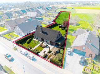 Located less than 1 km from the Grote Markt and near the ring road, you can enjoy excellent accessibility here. The house, built in 1985, has a...