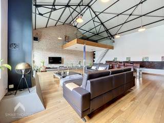 <p>Exclusieve woning bestaande uit een loft woning en polyvalente ruimte op het gelijkvloers die momenteel ingericht is als wellness. De woning is toegankelijk via een aparte inkom en bestaande uit een hele ruime leefruimte met eet-en zithoek, geïnstalleerde keuken met eetplaats, praktische was/bergplaats, open recreatieruimte, bureau, 3 volwaardige slaapkamers en 2 badkamers en-suite en een dressing. Het gelijkvloers bestaat uit een ruime inkom/ontvangstruimte, technische ruimte, een polyvalente ruimte van +-150m² die momenteel ingericht is met een wellness (sauna, hamam, douches, stoombad en bergruimte met keuken) en een aangelegde privatieve tuin met aangelegde zonneterrassen, visvijver en 2 tuinbergingen. Kortom een pand met vele mogelijkheden en ideaal voor wie wonen en werken wenst te combineren.</p>
<p></p>
<p>Extra troeven:</p>
<ul>
<li>Energiezuinig</li>
<li>Conforme keuring elektriciteit</li>
<li>Voorzien van 32 zonnepanelen met +-8 groene stroom certificaten van 450€ (jaarlijkse opbrengst 3600€)</li>
<li>Zonneboiler</li>
<li>Lift aanwezig</li>
<li>Aparte tellers elektriciteit</li>
<li>Veel bergruimte</li>
<li>Grote private parking + carport</li>
<li>Oprit voorzien van praktische berging en strakke vijverpartij met wandelbrug</li>
<li>Regenwaterput van 10.000L</li>
<li>Bruikbare vloeroppervlakte van 520m²</li>
<li>Geschikt voor rolstoelgebruikers</li>
<li>interessant als kangoeroe-woning of voor zelfstandige beroepen</li>
<li>Instapklaar</li>
</ul>
<p></p>
<p>Deze eigendom is te koop ZONDER makelaar via het concept van Smart Houses! Wenst u verdere inlichtingen of bezoek?</p>
<p>BEZOEKDAG 19/09 van 14h-17h met of zonder afspraak!</p>
<p>Contacteer rechtstreeks de eigenaar via +32471923234</p>
