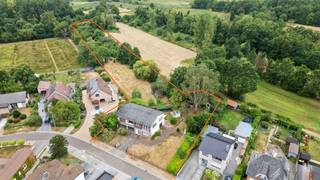 AVERBODE - Bel-Etage woning op groot perceel (totaal +/- 85a) met praktijkruimte en vergunde stallingen<br /><br />Deze charmante bel-etagewoning uit 1965 is gelegen in een bijzonder rustige straat en bevindt zich op een prachtig perceel van maar liefst 54 are. Het eigendom omvat niet alleen de woning met tuin, maar ook een aansluitend stuk weiland. Bovendien beschikt u op wandelafstand over een bijkomende weide van 30 are 90 ca, ideaal voor wie op zoek is naar extra ruimte. Deze ligt in een straat zonder verkeer met veel wandelmogelijkheden.<br /><br />De woning zelf biedt eveneens tal van mogelijkheden. Op het gelijkvloers bevinden zich een inpandige garage, praktische bergruimtes en een grote ruimte die perfect kan worden ingericht als bureau, praktijkruimte of hobbykamer. Op de eerste verdieping vindt u een lichtrijke leefruimte, een keuken, eetplaats, drie slaapkamers en een badkamer.<br /><br />Buiten beschikt het eigendom over verschillende stallingen die zich uitstekend lenen voor het houden van paarden of andere dieren. Hierdoor vormt deze eigendom een ideale opportuniteit voor dierenliefhebbers of voor wie droomt van landelijk wonen met voldoende ruimte rondom zich.<br /><br />Hoewel de woning gerenoveerd dient te worden, biedt ze dankzij haar solide basis, rustige ligging en uitzonderlijke perceeloppervlakte een enorm potentieel. Hier creëert u moeiteloos een warme gezinswoning of een landelijke thuis waar wonen, werken en genieten perfect samengaan. Een unieke kans voor wie op zoek is naar rust, ruimte en talloze mogelijkheden in het mooie Averbode.<br /><br />Voor meer info of een bezoek, aarzel niet om ons te contacteren op 053/60 65 66!