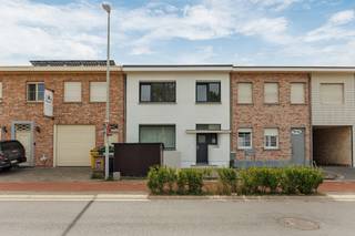 <p>Op zoek naar een hedendaagse woning waar comfort, ruimte en een stijlvolle afwerking centraal staan? Dan is deze instapklare gezinswoning absoluut een bezoek waard.<br /><br />Bij het betreden van de woning word je verwelkomd in een ruime en lichtrijke leefruimte waar grote raampartijen zorgen voor een aangename natuurlijke lichtinval. De open indeling creëert een ruimtelijk gevoel en maakt van de woonkamer en eetplaats de ideale plek om gezellig samen te zijn.<br /><br />De moderne, volledig uitgeruste keuken beschikt over een strak en tijdloos design, veel kastruimte en kwalitatieve toestellen. <br /><br />Via de leefruimte heb je toegang tot het onderhoudsvriendelijke terras, waar je in alle rust kunt genieten van een gezellige buitenruimte. Verder zijn er drie volwaardige slaapkamers aanwezig. <br /><br />De woning werd afgewerkt met duurzame materialen en neutrale kleuren, waardoor ze meteen instapklaar is en eenvoudig naar eigen smaak kan worden ingericht. De stijlvolle open houten trap vormt bovendien een echte blikvanger in het interieur.<br /><br /><u><strong>Troeven van deze woning:</strong></u><br />* Instapklaar en uitstekend onderhouden<br />* Zeer lichtrijke leefruimte<br />* Volledig uitgeruste keuken<br />* Onderhoudsvriendelijke stadstuin/terras<br />* Ruimtelijk gevoel dankzij de open indeling<br />* Grote raampartijen met veel natuurlijke lichtinval<br />* Energiezuinige en comfortabele woning<br /><br />Deze woning combineert hedendaags wooncomfort met een praktische indeling en een aangename ligging. Een ideale opportuniteit voor wie zonder zorgen wil verhuizen naar een kwalitatieve en moderne thuis.<br />Interesse? Contacteer ons vandaag nog voor meer informatie of een bezoek ter plaatse.<br /><br /><br /> </p>