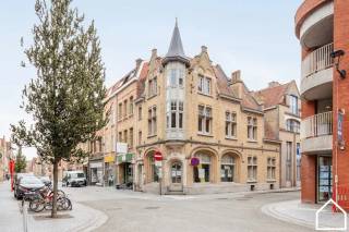 Op 50m van de Grote Markt, in de Diksmuidestraat 26 vindt u deze prachtige eigendom die in 2008 tot in de puntjes gerestaureerd werd.  Het gebouw is opgedeeld in een handelsgelijkvloers die reeds vele jaren verhuurd is en 3 appartementen die als vakantiewoning verhuurd worden.  Deze opbrengsteigendom wordt verkocht met alle roerende goederen voor de vakantieverhuring inbegrepen zoals bedden, wasmachines, beddengoed, gordijnen, ....  Optioneel kan er een garage bijgekocht worden aan de overkant van de straat. Met een score van 9.1/10 op booking.com verdient dit pareltje uw aandacht.  Bezoek ook eens de website www.apartmentsypres.be voor nog extra info mbt de appartementen en hun verhuurprijzen.<br />Indeling:<br />Gelijkvloers: handelsruimte (27m²) - gemeenschappelijke inkomhal met apart toilet - toegang kelder - studio (36m²) met leefruimte, ingerichte keuken met vaatwas, kookplaat, enkele spoelbak en microgolf (25m²) en slaapkamer in 1 ruimte - koer (11.85m²) - badkamer met douchecel en enkel lavabomeubel (2.75m²) <br />Verdieping 1: appartement (65m²) met leefruimte (30.50m²) - 2 slaapkamers (13.00m² -  6.40m²) - ingerichte keuken met vaatwas, vitro-keramische kookplaat, microgolf, frigo en dubbele inox spoelbak (5.80m²) - wasplaats/berging (1.10m²) - badkamer met ligbad/douche en enkel lavabomeubel (4.70m²) - apart toilet<br />Verdieping 2: appartement (54m²) met gezellige leefruimte (25m²) - slaapkamer (10.50m²) - badkamer met ligbad/douche en enkel lavabomeubel (4.60m²) - ingerichte keuken met vaatwas, vitro-keramische kookplaat, microgolf, frigo en dubbele inox spoelbak (4.45m²) - wasplaats/berging (1.25m²) - apart toilet<br />Verdieping -1: kelder<br />Extra: airco aanwezig - c.v. met condensatieketel - elektriciteit conform zonder inbreuken - aankoop garage mogelijk - 5 jaar geleden heropgefrist - handelsgelijkvloers verhuurd aan 600€/maand<br />