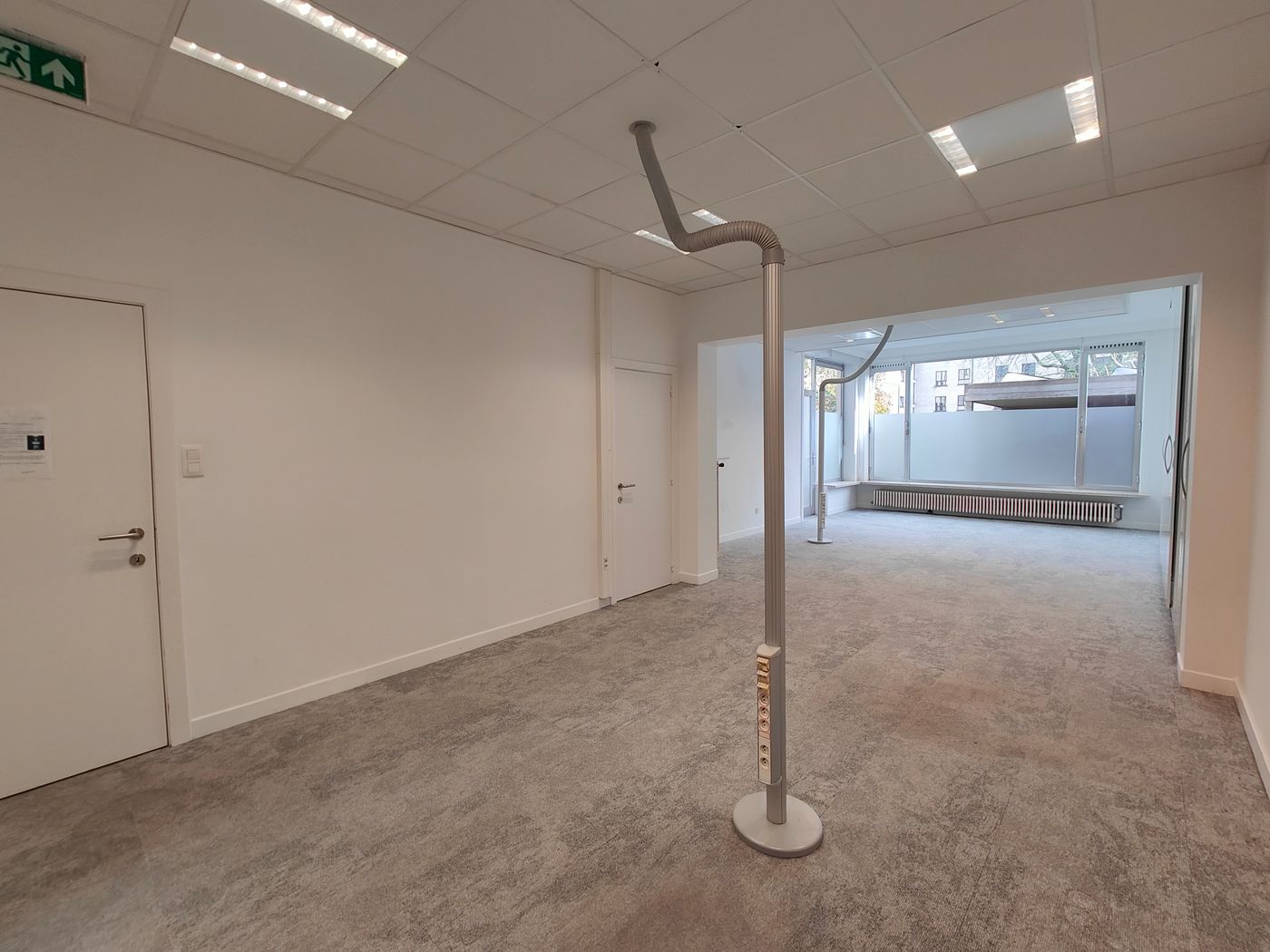 Instapklare en volledig ingerichte kantoorruimte van 96 m² in het centrum van Torhout - foto 5