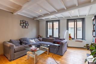 Deze <strong>ruime</strong> en <strong>authentieke</strong> <strong>woning</strong> biedt alles wat je nodig hebt voor comfortabel wonen in de stad. De woning beschikt over <strong>vier</strong> <strong>slaapkamers</strong>, ideaal voor een groot gezin of wie graag extra ruimte heeft voor bureau of hobbykamer. De <strong>ruime</strong> en <strong>lichtrijke</strong> <strong>living</strong> sluit mooi aan op de <strong>volledig</strong> <strong>geïnstalleerde</strong> <strong>keuken</strong>. Er zijn <strong>twee</strong> <strong>badkamers</strong> aanwezig: één met <strong>ligbad</strong> voor een ontspannend moment <strong>en</strong> één met <strong>douche</strong> voor extra praktisch comfort.<br /><br />De woning beschikt over een <strong>garage</strong>, momenteel <strong>ingericht</strong> als <strong>berging</strong> met wasmachine en droogkast, maar eenvoudig terug om te vormen tot parkeerplaats. De verwarming gebeurt via een <strong>energiezuinige</strong> <strong>condenserende</strong> <strong>gasketel</strong> en de <strong>elektrische</strong> <strong>installatie</strong> is volledig <strong>conform</strong>, wat extra gemoedsrust biedt.<br /><br />Binnenin werd de authentieke stijl behouden, wat zorgt voor een <strong>warme</strong> en <strong>karaktervolle</strong> <strong>uitstraling</strong>. Gelegen in het <strong>hart</strong> van <strong>Blankenberge</strong>, met winkels, horeca, openbaar vervoer en het strand op <strong>wandelafstand</strong> – een unieke combinatie van ruimte, charme en topligging.