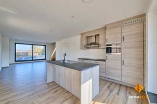 Dit recent 2-slaapkamerappartement is gelegen op de eerste en tweede verdieping van een kleinschalige residentie, bestaande uit slechts...