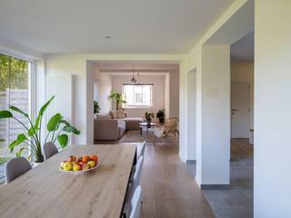<p><span>Op zoek naar een gezellige, instapklare en energiezuinige woning op een centrale locatie in Deinze? Deze charmante woning is gelegen op een perceel van 468 m² en beschikt over een bewoonbare oppervlakte van 172 m². De woning werd recent volledig gerenoveerd en combineert een moderne afwerking met een warme en huiselijke sfeer.</span></p>
<p><span>Via de inkomhal met gastentoilet kom je terecht in een ruime en lichtrijke leefruimte. De gezellige living van 25,76 m² sluit naadloos aan op de bijzonder ruime leefkeuken van maar liefst 34,20 m². Een heerlijke plek om samen te koken, te tafelen en gezellig tijd door te brengen. Aansluitend is er een praktische berging en bovendien beschikt de woning over een kelder.</span></p>
<p><span>Vanuit de leefruimte heb je toegang tot de aangename en zonnige tuin. Deze werd recent opnieuw aangelegd en beschikt over een overdekt terras en een praktische buitenberging. De ideale plek om te genieten van zonnige dagen en lange zomeravonden.</span></p>
<p><span>Op de eerste verdieping bevinden zich twee volwaardige slaapkamers van 11,50 m² en 7,50 m² en een badkamer met douche. Het gerenoveerde zolderverdiep vormt een echte blikvanger en werd ingericht als een prachtige, charmante master bedroom.</span></p>
<p><span>Ook op praktisch vlak heeft deze woning heel wat troeven. Zo is er een oprit met plaats voor twee wagens en bevindt zich in de straat achter de woning een gratis parkeerpleintje voor extra parkeermogelijkheden. Dankzij de recente renovatie, moderne afwerking en zonnepanelen is de woning bovendien volledig instapklaar en energiezuinig.</span></p>
<p><span>Een bijzondere troef is de ligging aan de Zevenbeekvallei. Vanuit de woning wandel of fiets je zo de natuur in en geniet je van een prachtige groene omgeving. Tegelijkertijd bevinden het centrum van Deinze en de nodige winkels, scholen en voorzieningen zich op korte afstand.</span></p>
<p><span>Deze woning biedt werkelijk het beste van twee werelden: </span><strong><span>de rust en het groen van de Zevenbeekvallei, gecombineerd met het comfort van een moderne, volledig gerenoveerde woning op een centrale locatie.</span></strong></p>
<p><span>Een warme en karaktervolle woning waar je je vanaf het eerste moment thuis voelt.</span></p>