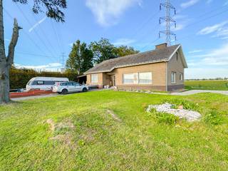 RENOVATIEPROJECT met VEEL POTENTIEEL en een UITGESTREKTE TUIN met een OPEN UITZICHT.Deze OPEN BEBOUWING biedt u een STEVIGE BASIS voor het creëren...