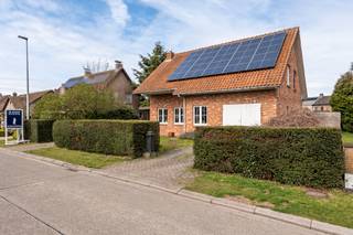 Deze woning is gunstig gelegen in een rustige straat te Beerse, is praktische ingedeeld en biedt veel ruimte, zowel binnen als buiten, met...