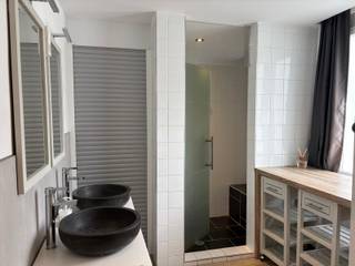 <p>Te koop: karaktervolle gesloten opbrengsteigendom</p>
<p> </p>
<p>Deze woning bestaande uit 3 totaal gerenoveerde appartementen met een residentiële sfeer gecombineerd met een centrale ligging . Dankzij het EPC-label B is het pand energiezuinig, wat zowel comfort als lagere kosten biedt. Met vijf slaapkamers en drie badkamers is er ruimte voor meerdere gezinnen of een combinatie van wonen en verhuren. De nabijheid van animatiezones en voorzieningen maakt dit een interessante investering.</p>
<p> </p>
<p>troeven:<br />- residentiële sfeer<br />- 2x twee slaapkamer appartementen<br />- 1 studio die momenteel verhuurd is<br />- totaal gerenoveerd<br />- geschikt voor diverse woonvormen<br />- kelder<br />- energiezuinig</p>
<p> </p>
<p>Neem vandaag nog contact op met je ERA-makelaar voor een bezoek.<br />sylvie@eraservimo.be of +32 496 078 210</p>
<p> </p>
<p>JOUW DROOMOPBRENGSTEIGENDOM. ZO GEVONDEN!</p>