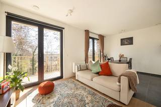 Modern 1-slaapkamerappartement met terras<br /><br />Gelegen op een toplocatie nabij winkels en voorzieningen aan de Plantin en Moretuslei, met vlotte bereikbaarheid en alle comfort binnen handbereik.<br />Dit lichtrijke appartement van 57 m² bevindt zich in een recent gebouw en is in uitstekende staat.<br /><br />U komt binnen via de inkomhal met links het apart toilet en een praktische berging met aansluiting voor was- en droogmachine. De open leefruimte met geïnstalleerde keuken geniet van veel licht en geeft uit op het terras. De slaapkamer beschikt over een groot raam en aangenaam ruimtegevoel. De badkamer is uitgerust met een douche. Zowel in de leefruimte als de slaapkamer ligt een warme parketvloer. <br /><br />Verder beschikt het appartement over een privatieve kelder en is er de mogelijkheid tot aankoop van een ondergrondse autostaanplaats. In het gebouw zijn bovendien meerdere appartementen beschikbaar.<br />Met een EPC-score A is het appartement energiezuinig en zonder renovatieverplichting.<br /><br />• Toplocatie<br />• Recent gebouw <br />• Terras en veel lichtinval<br />• Energiezuinig (EPC A)<br />• Ideale investering (momenteel verhuurd)