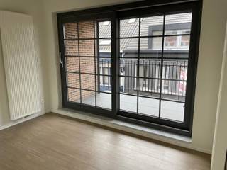 Mooi appartement op de 2de verdieping met terras en autostaanplaats, pal in het centrum van Kontich.INDELINGInkomhal met apart gastentoiletLeefruimte...