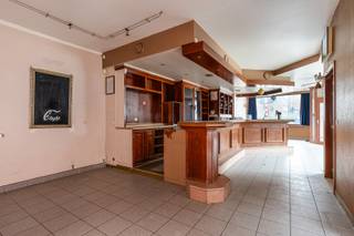 Handelsgelijkvloers gelegen op uitstekende ligging nabij oprit R4 en E17, op wandelafstand van winkels, scholen, openbaar vervoer,... Mobiscore 9,2/10! Dit hoekpand werd vroeger uitgebaat als café en heeft volgende indeling: café/winkelruimte met bar, aparte keuken, voormalige rokersruimte (kan mee worden getrokken in de open ruimte), aparte toiletten. Er hoort ook een kelderruimte bij. De appartementen op de verdieping (niet in deze verkoop!) worden gerenoveerd, het uitzicht van het gebouw zal dus nog veranderen in de positieve zin! Kosten basisakte en opmeting voor de koper. 