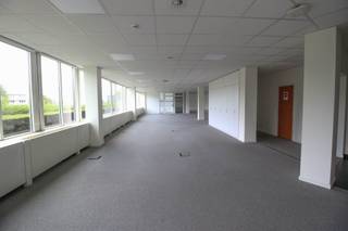 Fantastisch gelegen kantoor situeert zich op de gelijkvloers van het connexion Park met oa. een alarm, toegangscontrole, binnen- en...