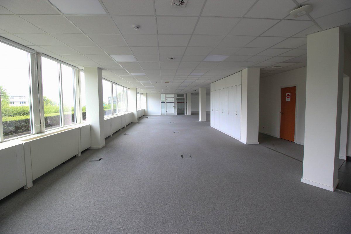 Lichtrijk kantoorgebouw met polyvalente ruimte te Zellik - foto 3