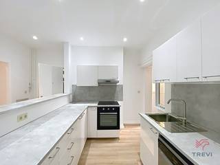 BRUSSEL, Centrum op een steenworp afstand van de Beurs, zeer mooi volledig gerenoveerd appartement met 2 slaapkamers. Het appartement bestaat uit...