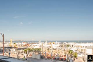 Uitstekend gelegen 3-slaapkamerappartement met frontaal zeezicht in een standingvol gebouw op de Zeedijk op het Rubensplein (Albertstrand).De...