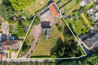 In Muizen, vlakbij Mechelen, bevindt zich dit unieke landelijke pand uit 1920 op een zuidgericht perceel van ruim 23 are. Een eigendom met een ziel, geschiedenis en authentieke charme, klaar voor een nieuwe eigenaar die het karakter van deze bijzondere woning weet te waarderen en te bewaren.<br /><br />Dit is geen standaard renovatieproject, maar een pand voor wie bewust kiest voor het behoud van originele elementen, sfeer en geschiedenis. Een plek voor mensen die de ziel van het huis willen respecteren en opnieuw tot leven willen brengen. Bovendien werd de woning geklasseerd als bouwkundig erfgoed, wat een belangrijk praktisch voordeel met zich meebrengt: dankzij dit statuut geldt een vrijstelling van de renovatieverplichting.<br /><br />Naast de charmante woning beschikt het eigendom over een garage, een aparte loods en een kantoorruimte op de eerste verdieping van deze loods. Deze extra gebouwen van +- 250m2 zorgen voor tal van mogelijkheden en maken het pand bijzonder geschikt voor wie wonen en werken wil combineren, een zelfstandige activiteit wil uitoefenen of nood heeft aan extra opslag- of werkruimte.<br /><br />De combinatie van de ruime perceeloppervlakte, de zuidgerichte tuin, de karaktervolle bebouwing en de veelzijdige bijgebouwen maakt van deze eigendom een buitenkans voor wie op zoek is naar een woning met potentieel, authenticiteit en een unieke uitstraling. En dit op een vlot bereikbare ligging nabij Mechelen.<br /><br />Voor meer informatie of een bezoek kunt u ons steeds contacteren op het nummer 015/21.21.21 of via olivier.lievens@imovastgoed.be.<br />En als u zich afvraagt wat uw eigen woning waard is, neem dan gerust contact op voor een gratis waardebepaling.