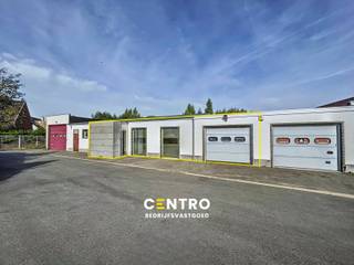 Goed gelegen opslagplaats met bureelruimte (ca. 175 m²) op bedrijfssite te Rumbeke. <br /><br /><u><strong>INDELING:</strong></u><br />Inkomhal/ontvangstruimte met 2 aparte bureelruimtes en sanitaire unit  (± 55 m²).<br />Magazijn/opslagruimtes (± 120 m²) bestaande uit ruimte 1 met sectionaalpoort (H: 2,90m ; B: 4,40m ; D: 9,75m), en doorgang naar werkruimte 2 (H: 3,85m ; B: 5,00m ; D: 14,65m).<br /><br /><u><strong>AFWERKING:</strong></u><br />Solide gemetste constructie, steeldeck, tegel/chape in de magazijnruimtes, laminaat in de ontvangst -en kantoorruimtes, stopcontacten en verlichting. Ingemaakte kasten in de grootste kantoorruimte. Op te frissen.<br /><br /><u><strong>BESTEMMINGSMOGELIJKHEDEN:</strong></u><br />Volgens gewestplan "Roeselare-Tielt" gelegen in woonuitbreidingsgebied -opslag, werkplaats.<br /><br /><u><strong>NUTSVOORZIENINGEN:</strong></u><br />Elektriciteit (met tussenteller 380V+N - 220V) + water.<br /><br /><u><strong>LIGGING:</strong></u><br />Deze magazijnunit, die deel uitmaakt van een groter complex, is gelegen op een bedrijfssite te Rumbeke.<br />Deze units zijn gelegen op ongeveer 2,5km van het op- en afrittencomplex van de E403/A17 Roeselare-Haven/Mandeldal.<br /><br /><u>* Bijzonderheden</u><br />- Onroerende voorheffing ten laste van de huurder (€65/m) en voorschot nutsen (tussentellers).<br />- Geen (auto)werkplaats noch bandenopslag mogelijk.<br />- Verhuurprijzen excl. BTW (aftrekbaar voor zelfstandigen).<br />- Onze referentie op <strong>www.centro.be:</strong> <strong>P0380-2</strong> of contacteer ons via <strong>050/70 01 02</strong><br /><br />Wenst u een bezoek ter plaatse? Aarzel dan zeker niet om ons te contacteren: 050/70 01 02 of stephan@centro.be .