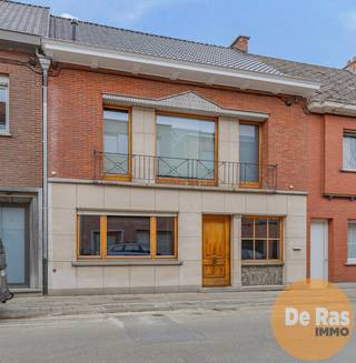 EERSTE BEZOEKDAG ZONDAG 17/05 VANAF 13U (enkel op afspraak!)<br /><br />WETTEREN - Deze zeer goed onderhouden woning is rustig en toch uiterst centraal gelegen, op wandelafstand van alle voorzieningen.<br /><br />Bij het betreden van de woning kom je in een ruime inkomhal. Van hieruit ga je verder naar de lichtrijke en aangename leefruimte, die centraal in de woning ligt. Aansluitend, aan de voorkant van de woning, bevindt zich een bureelruimte. Verder beschikt de woning over een vernieuwde, volledig geïnstalleerde keuken, een praktische berging en een wasplaats.<br /><br />Op de eerste verdieping bevinden zich drie volwaardige slaapkamers, een vernieuwde badkamer en een extra bergruimte die toegang geeft tot de zolder. Deze zolder biedt nog tal van mogelijkheden, zoals het creëren van extra slaapkamers.<br /><br />Een absolute troef is de bijzonder ruime garage van maar liefst 55 m², bereikbaar via een gemeenschappelijke poort langs de Prinses Josephine Charlottelaan én via de tuin. Voor de garage bevinden zich bovendien nog twee staanplaatsen, eveneens achter de afgesloten poort. De garage biedt tal van praktische mogelijkheden (hobby, stockage of extra werkruimte).<br /><br />De woning werd volledig gestript en gerenoveerd. Zo werd de elektriciteit conform gemaakt en werden alle leidingen (water en afvoer) vernieuwd. Daarnaast werd centrale verwarming op gas geplaatst, met vloerverwarming op het gelijkvloers. Het dak werd vernieuwd en geïsoleerd met maar liefst 16 cm isolatie. Ook de vloeren werden geïsoleerd.<br /><br />De vermelde prijs is een richtprijs. Na ontvangst van de biedingen zal de verkoper beslissen of hij/zij de eigendom verkoopt aan het beste bod. De richtprijs is aldus niet bindend voor de verkoper. Voor meer info kunt u ons contacteren of het reglement raadplegen op onze website.