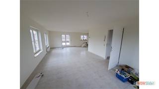 Een mooi afgewerkt en vernieuwd duplex appartement met op de eerste verdieping een ruime woonkamer met open, ingerichte keuken,...