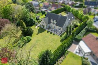 Ruime villa op ca. 4.500m² bestaande uit inkomhal, ruime living met open haard, bibliotheek en eetplaats, ruime ingerichte keuken, wasplaats, berging, 6 slaapkamers en badkamer. Dubbele garage met hobbykamer (mancave) boven deze garage, volledig onderkelderd, zolder, terrassen en zeer mooie tuin. Mogelijkheid +/- 5.500m² aangelegde tuin met grote tuinberging bij te kopen (woonuitbreidingsgebied).