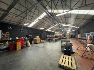 Opslagruimte te huur in Dendermonde langs de Zeelsebaan met vlotte ontsluiting naar E17. Het magazijn van 668 m² beschikt over 5 meter vrije...