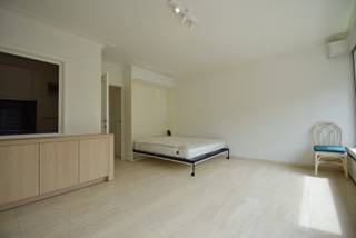 <strong>Res. Regina</strong><br /><br />Prachtige gerenoveerde studio te huur in Knokke-Zoute op de eerste verdieping van De Wielingen 1, 8300 Knokke-Zoute. <br />Kenmerken:<br />Gelegen op de eerste verdieping met een fantastisch uitzicht.Ruim en goed verlicht interieur voor een comfortabele leefomgeving.<br />Volledig uitgeruste keuken. Prachtige badkamer met alle voorzieningen, met toilet. Het appartement geniet van een privatieve kelderruimte in het gebouw.<br /><br /><strong>Beschikbaar vanaf 15/12/2026!</strong><br /><br /><u><strong>Huurvoorwaarden:</strong></u>
<ul>
<li>Forfait algemene kosten €50</li>
<li>Beschikbaar voor hoofdverblijf en tweedeverblijf</li>
<li>Tweedeverblijftaks ten laste van de huurder</li>
<li>Enkel privatieve verhuur, niet mogelijk via vennootschap</li>
<li>3 maand huurwaarborg</li>
<li>Kost plaatsbeschrijving 50/50</li>
<li>Nutsvoorzieningen op naam van de huurder</li>
<li>Huurdersverzekering verplicht</li>
</ul>
<br />Ref. OGA721C