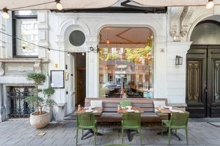 <p>Op een uitstekende commerciële locatie in de Leopold de Waelstraat, midden in het bruisende Antwerpse Zuid, bevindt zich dit karaktervolle handelspand van ca. 111 m². Het pand is momenteel verhuurd als restaurant en vormt een interessante opportuniteit voor wie op zoek is naar een vastgoedinvestering met onmiddellijke huuropbrengsten.<span></span></p>
<p>Het gelijkvloers is vandaag ingericht als sfeervolle horecazaak en geniet dankzij de grote raampartij aan de straatzijde en de aanwezige lichtkoepels van bijzonder veel natuurlijke lichtinval. De hoge plafonds en karaktervolle architectuur versterken het ruimtelijke gevoel.</p>
<p>De huidige inrichting omvat verschillende zitgedeeltes, een bar, professionele keuken en sanitaire voorzieningen. Achteraan bevindt zich bovendien een aangename buitenruimte. Aan de voorzijde beschikt de huidige horecazaak over een ruim terras in de Leopold de Waelstraat.</p>
<p>Bij het handelspand horen twee privatieve kelders van respectievelijk 19 m² en 16 m², ideaal als bijkomende opslag- en bergruimte.</p>
<p>Het pand is momenteel verhuurd via een handelshuurovereenkomst met een looptijd van negen jaar, aangevangen op 1 februari 2025. De basishuur bedraagt € 2.500 per maand en wordt jaarlijks geïndexeerd, wat overeenkomt met een initiële huuropbrengst van € 30.000 per jaar. <span></span></p>
<p>De ligging is zonder twijfel een van de belangrijkste troeven. De Leopold de Waelstraat bevindt zich in het hart van Het Zuid, op wandelafstand van het KMSKA en omgeven door horeca, winkels en de karakteristieke architectuur waarvoor deze buurt gekend is.</p>
<p>Het gebouw dateert van omstreeks 1901 en maakt deel uit van het vastgesteld bouwkundig erfgoed "Woning en winkelhuizen van J. Verstappen". Bovendien bevindt het zich binnen het beschermde stadsgezicht van de Leopold de Waelstraat en Lambermontplaats.</p>
<p><strong>Troeven:</strong> toplocatie in Antwerpen-Zuid – verhuurd handelspand – € 30.000 basishuur per jaar – handelshuur sinds 2025 – ca. 111 m² – twee privatieve kelders – terras vooraan – buitenruimte achteraan – veel natuurlijke lichtinval – karaktervolle architectuur</p>