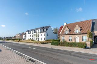 Geen zin in strak, koel en modern, maar eerder fan van charmant wonen? U vraagt, wij draaien. Of wat dacht je anders van die authentieke elementen zoals de kloostervloer, houten deuren en marmeren schouwmantel? <br /><br />En oké, het is geen nieuw huis. Dat snap jij ook. Op termijn kan ‘ie dus heus wel een frisse update gebruiken, maarrr het fijne is: niets moet, alles mag. Je kan er namelijk zo in, en dan op eigen tempo aan de slag. <br /><br />Indeling:<br />Gezellige binnenkomer, zo’n open inkomhal met trap naar boven. En ook lekker ruim, want zoals je op de foto’s kan zien: er past een tweepersoonsbed in. Misschien een iets té hartelijk ontvangst voor je gasten, maar you get the point, toch? <br /><br />Ook de woonkamer is een fijn formaat. Niet té groot, maar warm en gezellig. Aansluitend werd later een veranda aangebouwd. Van zodra het zonnetje schijnt in ’t voorjaar, kan je de dubbele deuren open gooien en haal je de zon zo de woonkamer in. Ook de keuken is nog een gouwe ouwe: een tikje klassiek misschien, maar ga al eens met een verfborstel aan de slag, en het ziet er plots al helemaal anders uit. Verder is het echt familiekeuken, want er is meer dan voldoende ruimte om ’s ochtends met het hele gezin te tafelen. Naast de keuken is trouwens nog een grote kelder, dus ideaal voor de voorraad. <br /><br />Achteraan is trouwens een gastentoilet, met aansluitend een extra douchekamer. Hier zijn ook de aansluitingen voor wassen en drogen aanwezig.<br /><br />Boven zijn 3 slaapkamers, waarvan 2 voorzien werden van een kastenwand. Verder zijn er nog extra kasten in de gang, dus die rommeltjes krijg je wel kwijt. En tenslotte hebben we nog de badkamer. Oké, die is blauw. Niet iedereen z’n ding, dat snappen we best. Maar past prima in ’t plaatje, toch? Hier is een bad, wastafel en toilet. By the way: de badkamer is toegankelijk via de grote slaapkamer, maar ook via de hal. <br /><br />De tuin is een typische allemansvriend: niet té groot, maar wel een fijn plekje om te vertoeven.<br />De auto(’s) zet je droog in de garage of carport.