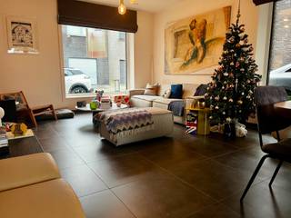 In een rustige en aangename woonomgeving in Eke-Nazareth–De Pinte vinden we deze moderne en energiezuinige BEN-woning, ideaal voor wie comfortabel...