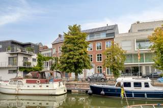 <p>Stijlvol appartement in de binnenstad van Mechelen, aan de Dijle en met twee terrassen.</p><p><br /></p><p>Dit appartement combineert een centrale ligging in Mechelen met rust, licht en mooie uitzichten. Gelegen aan de Dijle geniet u hier van een unieke woonervaring in de bruisende binnenstad, vlak bij winkels, scholen en horeca. De twee terrassen vormen een absolute meerwaarde: het ene terras biedt zicht op de iconische Sint-Romboutstoren, het andere kijkt uit over het water van de Dijle. Dankzij het gunstige EPC A woont u bovendien energiezuinig en comfortabel. Een interessante opportuniteit voor wie een appartement wil kopen in het centrum van Mechelen.</p><p><br /></p><p>Belangrijkste ruimtes:<br />• Inkomhal met vlotte toegang tot de leefruimtes<br />• Lichtrijke woonkamer met aangename leefruimte en zicht op de omgeving<br />• Volledig uitgeruste keuken met inductiekookplaat, oven, vaatwasser, koelkast, diepvries en ingebouwd koffieapparaat<br />• 2 slaapkamers geschikt als master bedroom, kinderkamer of bureau<br />• Badkamer met ligbad en wastafel in meubel<br />• Apart toilet<br />• Berging met extra opbergruimte<br />• 2 terrassen, waarvan één met zicht op de Sint-Romboutstoren en één met zicht op de Dijle</p><p><br /></p><p>• 2 parkeerplaatsen voor €30.000/stuk</p><p><br /></p><p>Troeven:<br />• Prachtig gelegen in de binnenstad aan de Dijle<br />• Twee terrassen met unieke zichten op de Sint-Romboutstoren en het water<br />• Energiezuinig appartement met EPC-label A</p><p><br /></p><p>Neem vandaag nog contact op met je ERA-makelaar voor een bezoek.</p><p><br /></p><p>JOUW DROOMAPPARTEMENT. ZO GEVONDEN!</p>