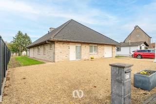 Ben je op zoek naar een prachtig gelegen open bebouwing met zeer veel ruimte? Dit is een buitenkans!<br /><br />Deze uiterst uitzonderlijk gelegen woning in een doodlopend straatje dat uitkomt op het jaagpad langs de schelde bevindt zich op een perceel van maar liefst 1121 m². Hoewel de rustige ligging zijn alle faciliteiten stapvoets bereikbaar. Gezien de woning gebouwd werd in 2010 is deze naar de huidige normen geïsoleerd en is er dus een minimum aan verbruik. <br /><br />Indeling:<br />-GLV: Via de uitnodigende inkomhal met gastentoilet betreedt je links de ruime en lichtrijke leefruimte met aansluitend de open keuken met berging. Vanuit deze ruimtes heb je een prachtig zicht op de tuin. Verder kan je via de inkomhal een slaapkamer met eigen badkamer terugvinden. Via aan aparte ingang is er tevens nog een praktijkruimte die momenteel als bureau gebruikt wordt. Er is tevens nog een inpandige garage.<br />-1stV: De nachthal geeft toegang tot een slaapkamers, een badkamer en een zeer ruime zolder met tal van mogelijkheden.<br /><br />Ben je geïnteresseerd in deze topper? Neem snel contact op voor meer info of een bezoek.