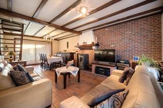 Op een <strong>mooi perceel</strong> van maar liefst <strong>13 are </strong>vind je hier een woning met karakter, een aangename buitenruimte en heel wat potentieel. Ideaal voor wie op zoek is naar een fijne thuis waar binnen- en buitenleven hand in hand gaan.<br />Binnen beschikt de woning over<strong> twee slaapkamers</strong>, een i<strong>ngerichte keuken</strong> en een <strong>recent vernieuwde badkamer</strong>. De <strong>pelletkachel </strong>zorgt voor extra gezelligheid op koude dagen en draagt bij aan de warme, huiselijke sfeer.<br />Een absolute troef is de ruime, v<strong>olledig omheinde tuin</strong>. <br />Bovendien biedt de zolder de kans om extra leefruimte te creëren, bijvoorbeeld als hobbykamer, bureau of bijkomende slaapkamer, afhankelijk van de mogelijkheden.<br /><strong><u>TROEVEN</u>:</strong>
<ul>
<li>Ruim perceel van 13 are </li>
<li>Charmante woning met een gezellige uitstraling</li>
<li>2 slaapkamers</li>
<li>Recent vernieuwde badkamer</li>
<li>Ingerichte keuken</li>
<li>Pelletkachel voor extra warmte en sfeer</li>
<li>Volledig omheinde tuin met veel ruimte om te genieten</li>
<li>Zolder met potentieel voor verdere inrichting</li>
<li>Carport en parkeermogelijkheden op eigen terrein</li>
<li>Groene omgeving met een aangenaam buitengevoel</li>
<li>Veranda met zicht op de tuin</li>
</ul>
Zie jij jezelf hier al wonen? Neem contact op met Anne op het nummer 0472/78.40.49 of via anne@incignorealestate.be en plan uw bezoek in.<br />