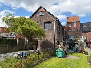 Residentieel gelegen loftwoning op TOPLOCATIE in Klein-Willebroek, aan de Oostvaartdijk, een prachtige en rustgevende woonomgeving met zicht op de jachthaven en achteraan op de visput.  Dit huis bevindt zich op wandelafstand van de veerdienst naar Boom, alle winkels en scholen liggen in de onmiddellijke omgeving.  De oprit van de A12 Antwerpen-Brussel ligt op slechts 2 min. rijden, ideaal voor woon-werkverkeer.   Er is parkeergelegenheid in de straat en in het ruim inpandig magazijn/atelier/garage en in ondergrondse garage. <br /><br />Deze woning werd gebouwd in  1971.  Ze werd steeds goed onderhouden, mits de nodige moderniseringen wordt ze een uniek pareltje aan het water!  Voor deze renovatie werken enkele beelden uitgewerkt met mogelijkheden. De huidige indeling is als volgt: -1: een volledige gewelfde onderkeldering, voorzien van kantelpoort &amp; uitweg; GLVL: een inkomhall met apart toilet en een vestiaire; 1eV: een traphall, een woonkamer, een klassiek ingerichte keuken, een klassiek ingerichte badkamer met toilet en 3 slaapkamers; 2eV: een ruime zolderruimte boven de de garage/atelier.   Verder beschikt dit eigendom over een balkon op de 1eV vooraan en een ruim dakterras op de 1eV achteraan.  Mogelijkheid tot omvorming tot loftwoning.  <br /><br />Heeft u interesse in deze woning? Contacteer ons via 03 459 99 99 of info@leximmo.be voor een bezichtiging ter plaatse!