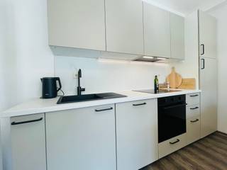 <p>Ontdek dit <strong>instapklare en gerenoveerde appartement</strong> op de 1e verdieping van Residentie Carpe Diem, ideaal voor wie op zoek is naar een sfeervolle en rustige woonplek in het <strong>historische hart van Gent</strong>, vlak bij LUCA School of Arts, de Korenmarkt en de Sint-Michielsbrug.<br /><br />Het appartement beschikt over een inkomhal met <strong>ingebouwde vestiairekast </strong>en een apart gastentoilet. De<strong> lichtrijke en zonnige leefruimte</strong> geeft uit op een aangenaam, overdekt terras, dat ook rechtstreeks toegankelijk is vanuit de slaapkamer. Zo geniet u van een fijne verbinding tussen de binnen- en buitenruimte.<br />De <strong>volledig vernieuwde keuken (2026) </strong>is uitgerust met alle nodige toestellen, waaronder een inductiekookplaat, dampkap, vaatwasser, oven en ingebouwde koelkast.<br />Verder beschikt het appartement over een ruime slaapkamer met toegang tot een moderne badkamer, voorzien van een inloopdouche, spiegel en lavabomeubel. Een aparte berging met aansluiting voor een wasmachine zorgt voor extra praktisch comfort.<br /><br />Bovendien beschikt het appartement over een <strong>individuele kelderberging</strong> en is er in de residentie een <strong>gemeenschappelijke fietsenberging </strong>aanwezig.<br /><br />De ligging aan de <strong>Oude Houtlei </strong>combineert een rustige woonomgeving met het bruisende stadsleven. Winkels, restaurants, openbaar vervoer en tal van andere voorzieningen bevinden zich op wandelafstand.<br /><strong>Een ideale woonst voor wie comfortabel, rustig en centraal wil wonen in Gent.<br /><br />Interesse? </strong>Contacteer ons via tine@tvevastgoed.be of 0474 97 00 22.</p>