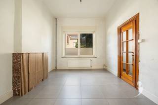 <p><span>Een projectje met veel troeven op een toplocatie!</span></p><p><span>Deze te renoveren woning met karaktervolle gevel bied heel wat troeven.</span></p><p><span>De woning beschikt over behoorlijk wat ruimte, met oa. 4 slaapkamers. Daarnaast loopt de zonnige tuin tot in de Sergeysstraat, deze is bereikbaar met fietsen en wagen (garage).</span></p><p><span>De ligging is zowaar de grootste troef, vlak in het centrum van Herent, vlak aan het station en op slechts 6 minuten fietsen van Leuven.</span></p><p><span> </span></p><p><span>Deze woning is op zoek naar een handige harry die niet vies is van een projectje, maar die het potentieel van deze mooie woning ziet.</span></p><p><span> </span></p><p><span>Interesse? Contacteer ons via <span>info@immolivit.be</span></span><span> of 016 15 31 15.</span></p>