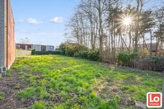 Mooi zuid gerichte bouwgrond voor een halfopen woning met een oppervlakte van 598m² en een perceelbreedte van ca 12m ter hoogte van de bouwlijn op...