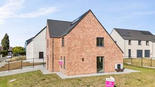 Deze energiezuinige villa is gelegen op een rustige locatie in HoogledeDe indeling van deze woning is als volgt:Op de gelijkvloers: inkomhal,...