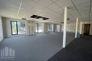 Kwalitatief en lichtrijk <strong>kantoor</strong> van 440 m² met 137 m² <strong>opslagruimte </strong>te huur op een uitstekende locatie nabij de R0 in Wemmel.<br />Deze instapklare kantoorruimte bestaat uit 147 m² op het gelijkvloers en 293 m² op de eerste verdieping, en werd recent gerenoveerd met oog voor comfort en duurzaamheid. Dankzij de nabijheid van de R0 en de E40 is het kantoor vlot bereikbaar, wat het ideaal maakt voor bedrijven die belang hechten aan bereikbaarheid voor zowel medewerkers als klanten.<br /><br />Het gebouw waarvan dit kantoor deel uitmaakt biedt in totaal 1.600 m² aan kantoorruimte en 900 m² magazijnruimte, met maar liefst 36 parkeerplaatsen en 16 laadpunten voor elektrische voertuigen. Duurzaamheid staat centraal in dit project: er worden geen fossiele brandstoffen gebruikt, het gebouw is uitgerust met slimme LED-verlichting, een warmtepomp/VRF-systeem en een ventilatiesysteem met warmteterugwinning. Bovendien zorgen thermische isolatie en zonwerende beglazing voor een aangenaam binnenklimaat, terwijl meer dan 350 zonnepanelen op het dak bijdragen aan een aanzienlijke energiebesparing.<br /><br />Het resultaat is een primaire energiebesparing van 65% en een CO₂-reductie van 80%, wat dit gebouw niet alleen toekomstgericht, maar ook aantrekkelijk maakt voor bedrijven met een duurzaamheidsvisie. Met een BREEAM-score van 60% voldoet het gebouw aan de criteria voor een “Good” certificaat. Dit gerenoveerde kantoor biedt een groene, aangename en inspirerende werkomgeving waar medewerkers zich elke dag thuis voelen.<br /><br />Voor bijkomende inlichtingen, plannen of een plaatsbezoek kan u contact opnemen met <strong>PANORAMA B2B</strong> op het nummer <strong>0477 09 00 09</strong>.